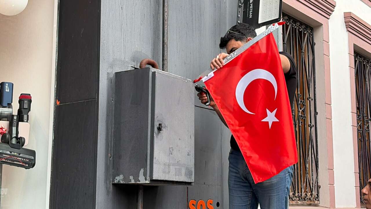 Zafer Partisi’nden Bayrağı Yakılan Dükkâna Ziyaret: Türk Bayrağı Yeniden Asıldı 4